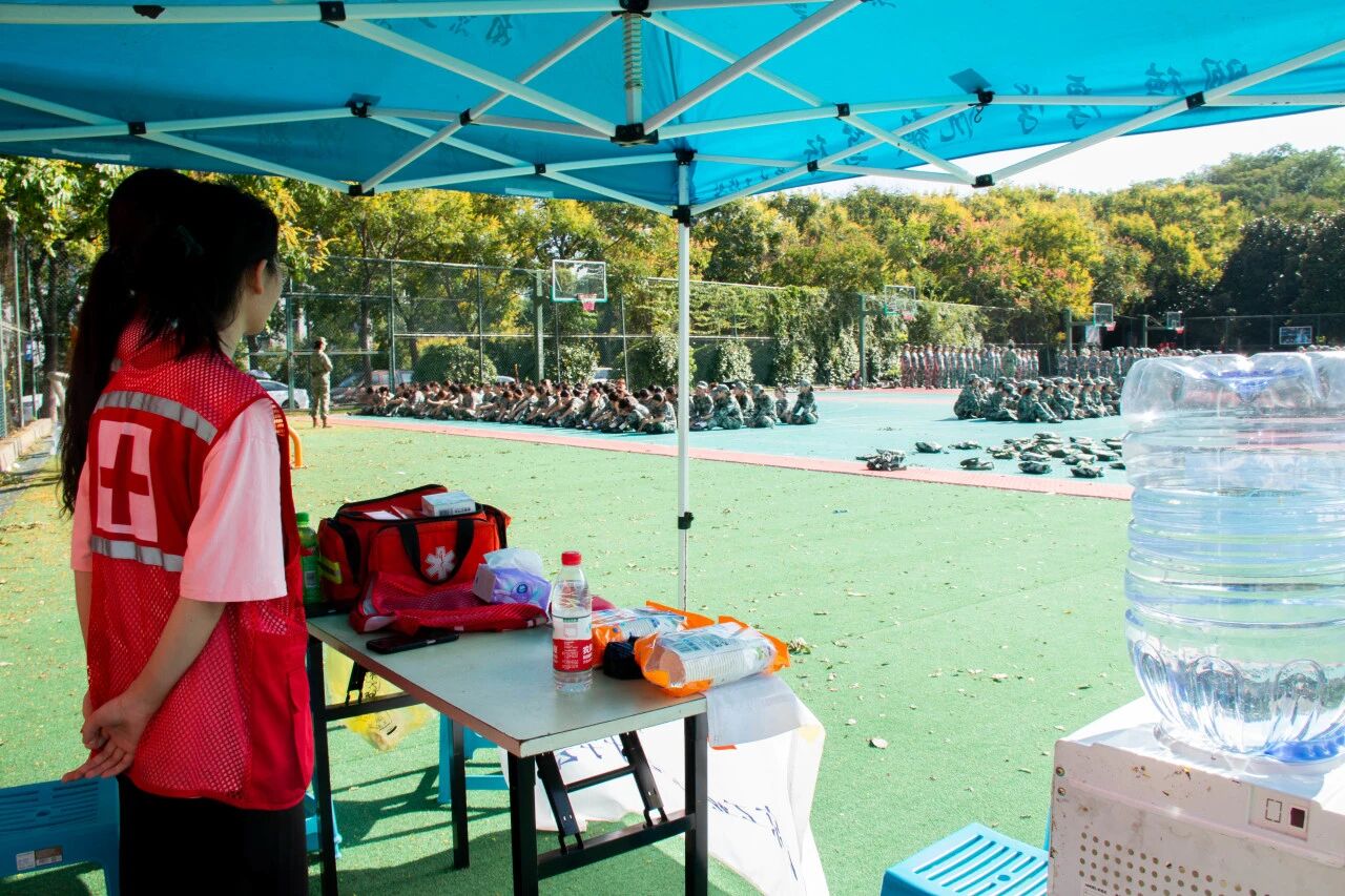 南京工业大学红十字会开展“军训护航”保障行动